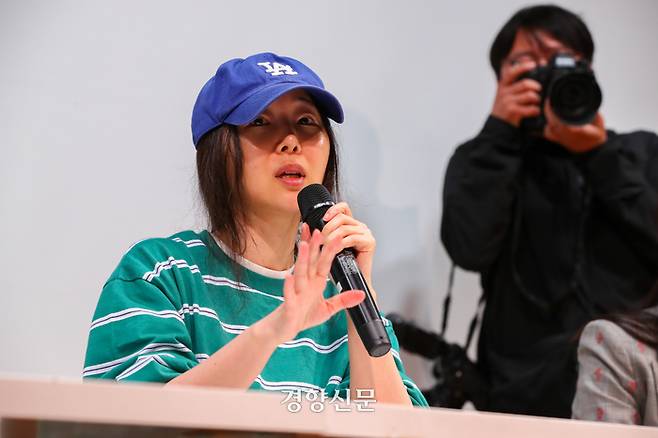 경영권 탈취 의혹을 받고 있는 하이브 산하 레이블 어도어의 민희진 대표가 지난 25일 서울 강남 한국컨퍼런스센터에서 의혹 반박 기자회견을 하고 있다. 이준헌 기자