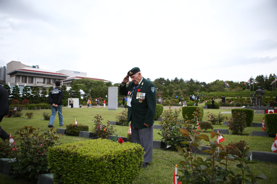 A Korean War veteran from Canada pays his respects to fallen compatriots during a ceremony held at the United Nations Memorial Cemetery in Busan on Tuesday, the 73rd anniversary of the Battle of Kapyong.