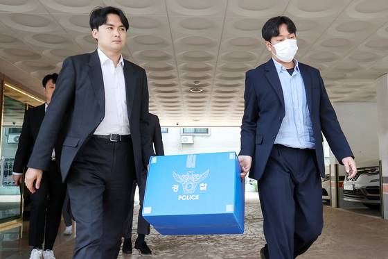 Police investigators moves confiscated items after conducting a search and seizure at the Korean Pediatric Association office, in Mapo District, western Seoul, on Friday. [NEWS1]