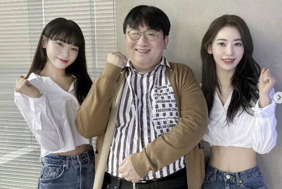 A picture of Bang Si-hyuk, chairman of HYBE at center, with members of girl group Le Sserafim [SCREEN CAPTURE]