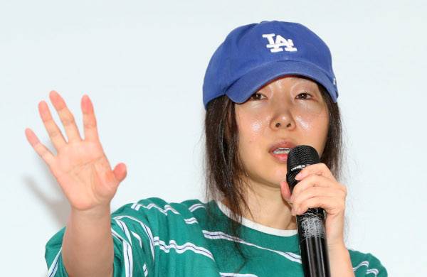 민희진 어도어 대표가 25일 서울 강남구 한국컨퍼런스센터에서 열린 기자회견에서 자신의 입장을 말하고 있다. 민 대표는 “경영권 찬탈 계획과 의도가 없었다”며 “열심히 일한 나를 찍어내려는 하이브가 배임”이라고 목소리를 높였다. 뉴시스