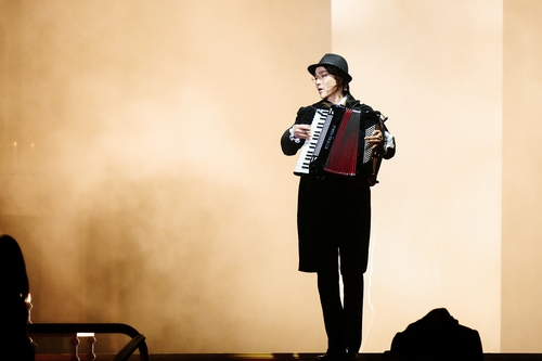 뮤지컬 ‘그레이트 코멧’에서 피에르 역을 맡은 하도권이 아코디언을 연주하고 있다.      쇼노트