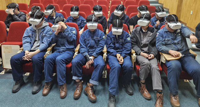 지난 22일 거제공업고등학교 학생들이 가상현실(VR) 안전보건교육을 받고 있다. 경남도 제공