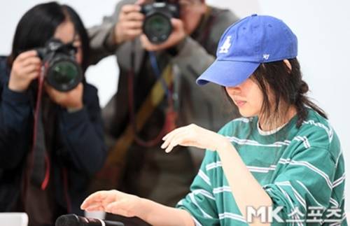 민 대표가 공식적으로 하이브와의 갈등에 대해 입을 연 첫 자리였으며, 그의 착용한 의상이 품절 현상을 일으키는 등 또 다른 화제의 중심에 섰다. 사진=천정환 기자