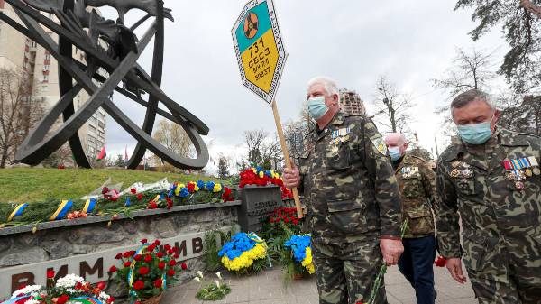 냉전 시기 미국과 소련의 핵 경쟁이 체르노빌 원전 사고를 초래했다는 주장이 나왔다. 사진은 체르노빌 참사 35주년 추모식에 참석한 사람들의 모습. /사진=로이터