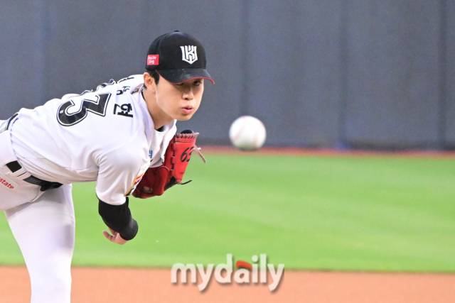 2024년 4월 25일 경기도 수원 KT위즈파크에서 진행된 '2024 신한 SOL 뱅크 KBO 리그' 한화-KT의 경기. KT 선발 원상현이 역투를 펼치고 있다./수원=곽경훈 기자 kphoto@mydaily.co.kr