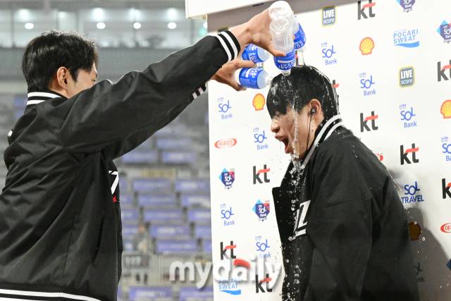 2024년 4월 25일 경기도 수원 KT위즈파크에서 진행된 '2024 신한 SOL 뱅크 KBO 리그' 한화-KT의 경기. KT 선발 원상현이 선발승을 거둔 뒤 동료들에게 축하 물세례를 받고 있다./수원=곽경훈 기자 kphoto@mydaily.co.kr