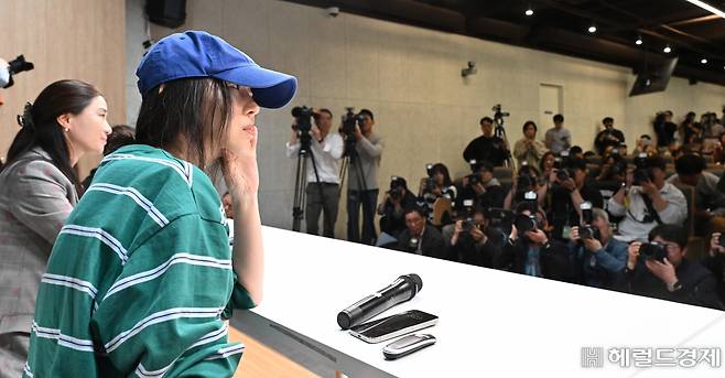 민희진 어도어 대표가 25일 오후 서울 서초구 한국컨퍼런스센터에서 열린 어도어 경영권 탈취와 관련한 기자회견에 참석하고 있다. 하이브는 지난 22일 민 대표 등 어도어 경영진이 경영권 탈취 시도 정황을 파악하고 감사에 착수했다. 임세준 기자