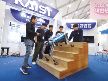 ‘제5회 대한민국과학기술대전’에서 KAIST가 개발한 4족 보행로봇 ‘하운드’가 계단을 오르고 있다. [KAIST 제공]
