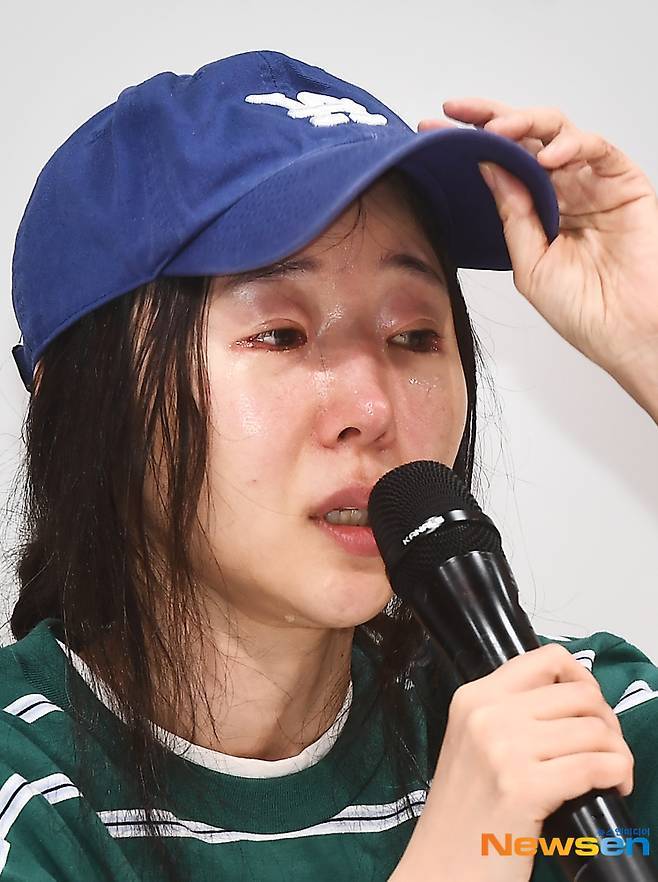 경영권 찬탈 의혹을 받는 어도어 민희진 대표가 회견 도중 눈물을 흘리고 있다.(뉴스엔DB)