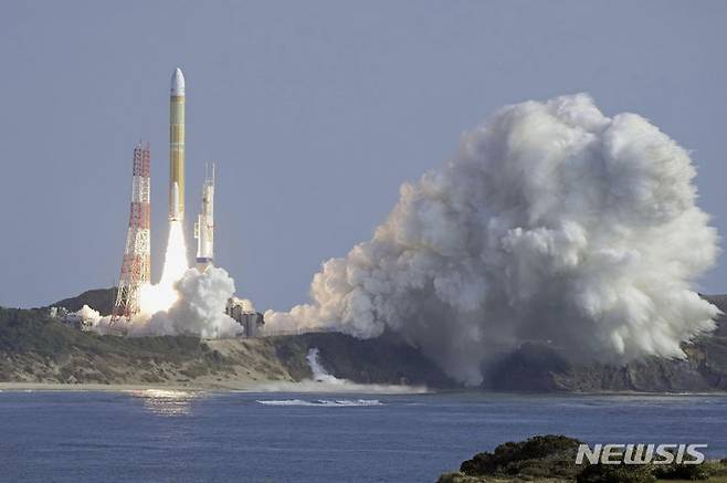 [다네가시마 우주센터=AP/뉴시스] 일본 우주항공연구개발기구(JAXA)는 오는 6월 30일 신형 주력 대형 로켓 'H3'의 3호기를 발사할 예정이다. 사진은 지난 2월 17일 H3 2호기가 가고시마현 다네가시마 우주센터에서 성공적으로 발사되고 있는 모습. 2024.04.26.