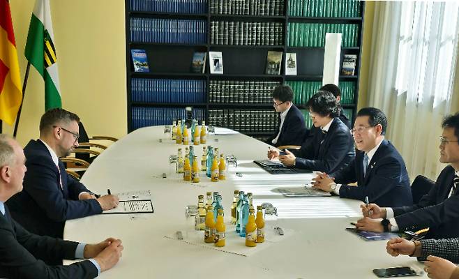 김영록 전라남도지사가 25일(현지 시간) 독일 작센주 베를린대표부 건물에서 마틴 둘릭 상원의원 겸 작센주 부총리와 면담을 하고 있다. 전라남도 제공