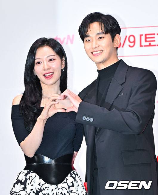 [OSEN=박준형 기자]  7일 서울 라마다서울 신도림 호텔&nbsp;그랜드볼룸홀에서 tvN 새 토일드라마 ‘눈물의 여왕’(극본 박지은/ 연출 장영우, 김희원/ 제작 스튜디오드래곤, 문화창고, 쇼러너스) 제작발표회가 진행됐다.퀸즈 그룹 재벌 3세이자 백화점의 여왕 홍해인(김지원 분)과 용두리 이장 아들이자 슈퍼마켓 왕자 백현우(김수현 분), 3년 차 부부의 아찔한 위기와 기적처럼 다시 시작되는 사랑 이야기를 담은 tvN 새 토일드라마 ‘눈물의 여왕’은 오는 9일 토요일 오후 9시 10분에 첫 방송된다.배우 김지원과 김수현이 포즈를 취하고 있다. . 2024.03.07 / soul1014@osen.co.kr