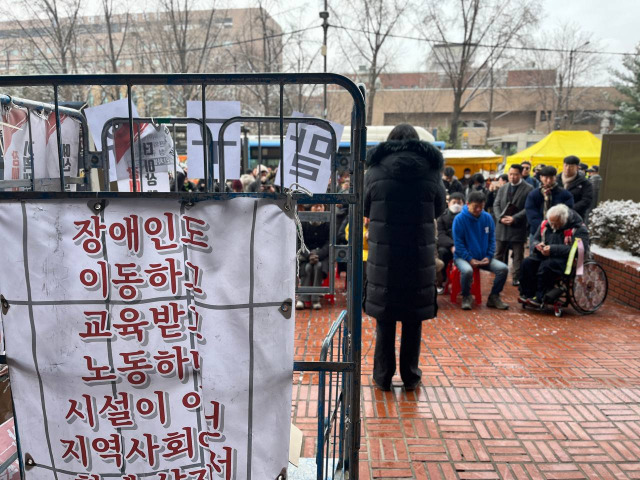 ▲지난해 서울지하철 4호선 혜화역 인근 공터에서 전국장애인차별철폐연대 및 종교인 관계자들이 '배제된 사람들의 권리 크리스마스' 예배선전전을 진행하고 있다. ⓒ전국장애인차별철폐연대 제공