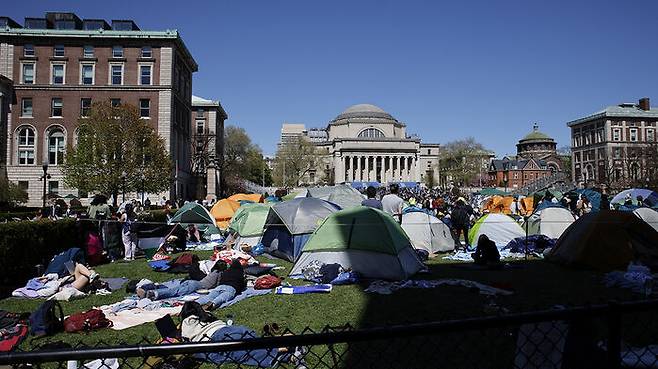 미국 뉴욕 컬럼비아대 캠퍼스에서 텐트 농성 중인 시위대