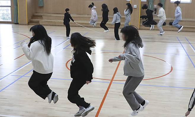 한 초등학교 실내체육관에서 학생들이 줄넘기하며 즐거워하고 있다. 연합뉴스