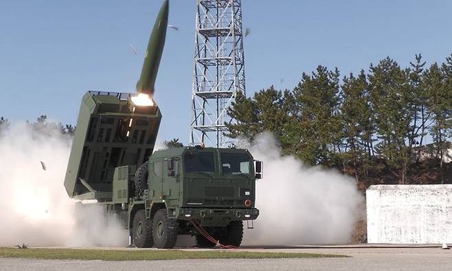 지난&nbsp;24일&nbsp;충남&nbsp;태안&nbsp;국방과학연구소&nbsp;안흥시험장에서&nbsp;진행된&nbsp;시험사격에서&nbsp;폴란드형&nbsp;천무 호마르(HOMAR)-K에서&nbsp;사거리&nbsp;290㎞급&nbsp;유도탄이&nbsp;발사되고&nbsp;있다.&nbsp;한화에어로스페이스&nbsp;제공