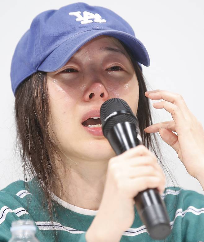 그룹 뉴진스의 소속사 어도어 민희진 대표가 25일 서울 서초구 한국컨퍼런스센터에서 하이브 경영권 탈취 시도와 관련한 배임 의혹에 긴급기자회견을 갖고 눈물을 흘리며 입장을 밝히고 있다. 뉴스1