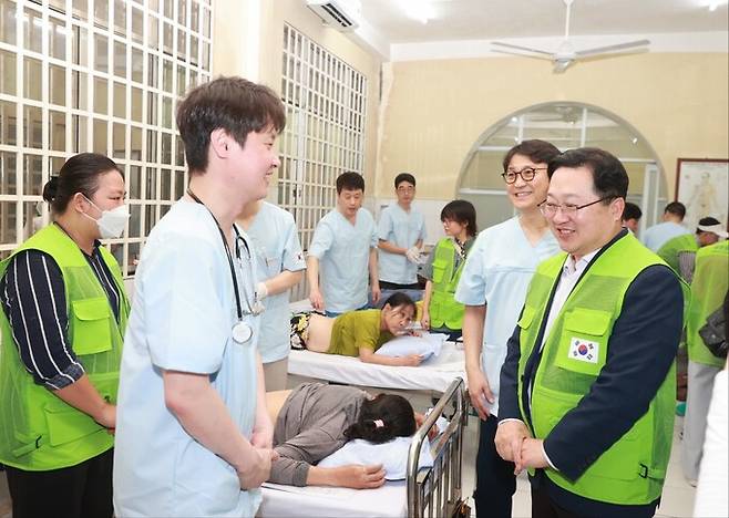 이장우 대전시장(오른쪽)이 26일 오전 베트남 빈증성에서 의료봉사를 진행하고 있는 대전시한의사회를 찾아 관계자들을 격려하고 있다. 대전시 제공