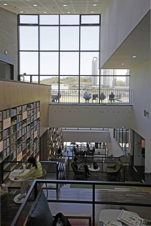 광교푸른숲도서관 푸른마루에서는 도서관 2층과 3층 야외 테라스에서 책 읽는 이들의 모습이 호수 못지않게 평온한 장면을 연출한다.