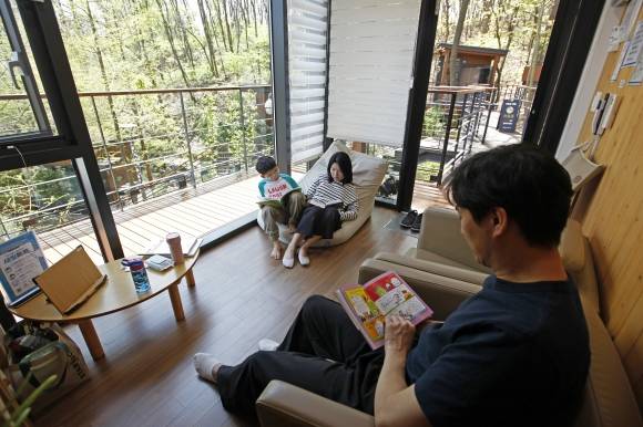 푸른숲책뜰은 최소 1인, 최대 4인까지 예약할 수 있다. 음식 반입은 불가하다.