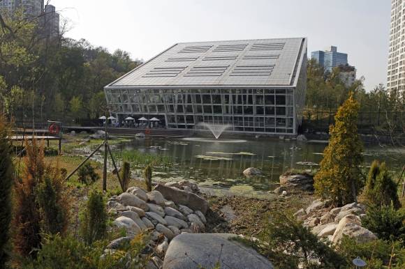 영흥수목원 온실은 유리상자가 연못으로 미끄러지는 듯한 형태로 내부 경사도와 일치한다.