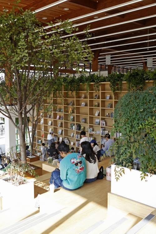 영흥수목원 방문자센터의 쉼터이자 독서공간인 책마루. 정원 관련한 책들이 비치돼 있다.