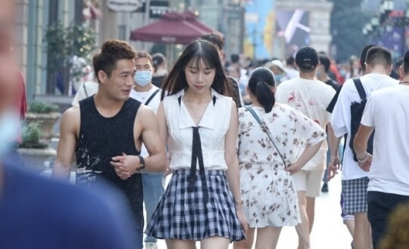 중국의 번화가를 걷고 있는 중국 젊은이들(위 기사와 관련 없음). 연합뉴스
