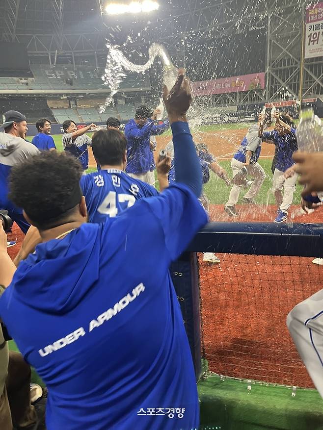 오승환에게 물세례로 축하하는 삼성 선수들. 고척 | 김하진 기자