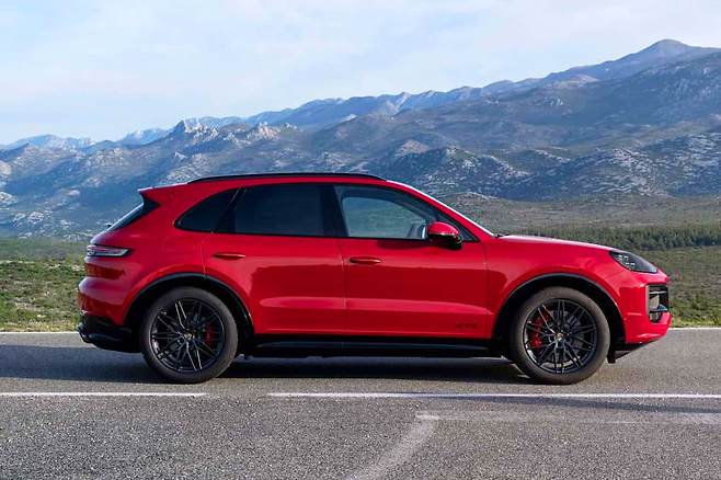 2025 포르쉐 카이엔 GTS 측면