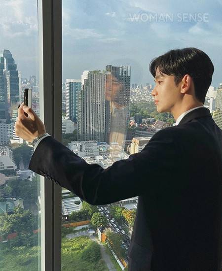 프로필 정복하기 출생 1988년 2월 16일 키 180cm 혈액형 AB형 MBTI ISFJ 데뷔 2007년 MBC 시트콤 <김치 치즈 스마일> 별명 김수맨, 잘빙(잘생긴 빙구), 영고김(영원히 고통받는 김수현)