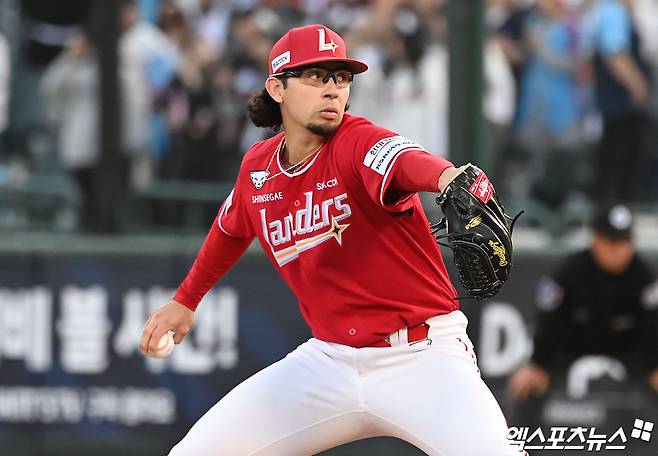 SSG 랜더스 외국인 투수 로버트 더거. 지난달 23일 정규시즌 개막 후 4월 24일 롯데 자이언츠전까지 6경기에서 22⅔이닝을 던지며 승리 없이 3패, 평균자책점 12.71로 전혀 제 몫을 하지 못하고 있다. 이숭용 감독은 교체를 포함한 조치를 고려하겠다는 뜻을 밝혔다. 사진 엑스포츠뉴스 DB