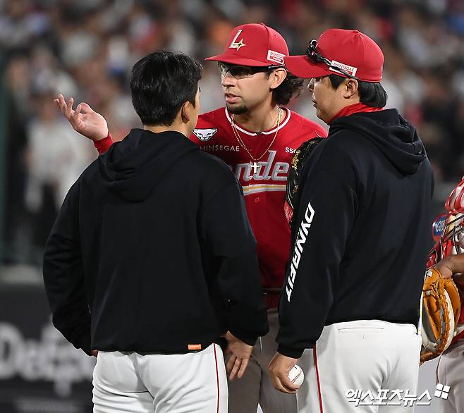 SSG 랜더스 외국인 투수 로버트 더거. 지난달 23일 정규시즌 개막 후 4월 24일 롯데 자이언츠전까지 6경기에서 22⅔이닝을 던지며 승리 없이 3패, 평균자책점 12.71로 전혀 제 몫을 하지 못하고 있다. 이숭용 감독은 교체를 포함한 조치를 고려하겠다는 뜻을 밝혔다. 사진 엑스포츠뉴스 DB