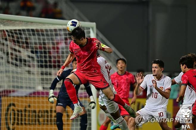 헤더 시도하는 변준수 (서울=연합뉴스) 26일(한국시간) 카타르 도하 압둘라 빈 칼리파 스타디움에서 열린 AFC U-23 아시안컵 한국과 인도네시아의 8강전 경기. 한국 변준수가 헤더슛을 시도하고 있다. 2024.4.26 [대한축구협회 제공. 재판매 및 DB 금지] photo@yna.co.kr