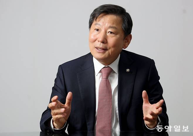 국민의힘 이철규 의원이 26일 서울 여의도 국회 의원회관 사무실에서 동아일보와 인터뷰를 하고 있다. ‘찐윤’(진짜 친윤석열)으로
불리는 이 의원은 ‘찐윤’ 수식어에 대해 “(그렇게 불러도) 괜찮다. 대통령과는 공적 인연”이라고 말했다. 이 의원은 “대통령실과
당의 방향성은 같다”고 여러 번 강조했다. 송은석 기자 silverstone@donga.com