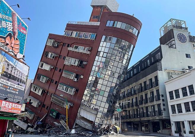 지난 3일 발생한 규모 7.2의 지진으로 대만 동부 화롄현 도심의 8층 빌딩이 쓰러져 있다. 화롄/AFP 연합뉴스