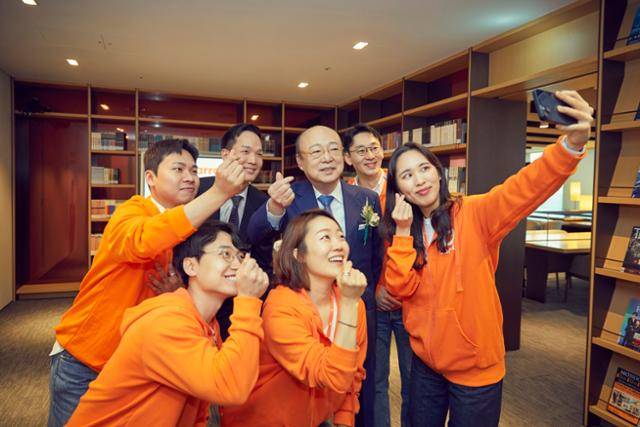 김승연(가운데) 한화그룹 회장과 김동원(뒷줄 왼쪽 두 번째) 사장이 25일 서울 영등포구 여의도 한화생명 본사를 방문해 손가락 하트를 들어 보이며 한화금융계열사인 캐롯손해보험 직원들과 셀카 기념촬영을 하고 있다. 한화그룹 제공