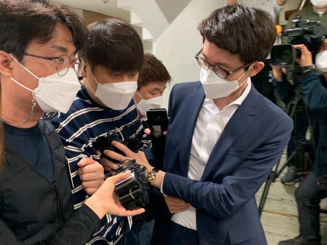 2021년 6월 전 삼성라이온스 투수 윤성환이 대구지법 영장실질심사에 출석하기 위해 법정에 들어가고 있다. 김재현 기자