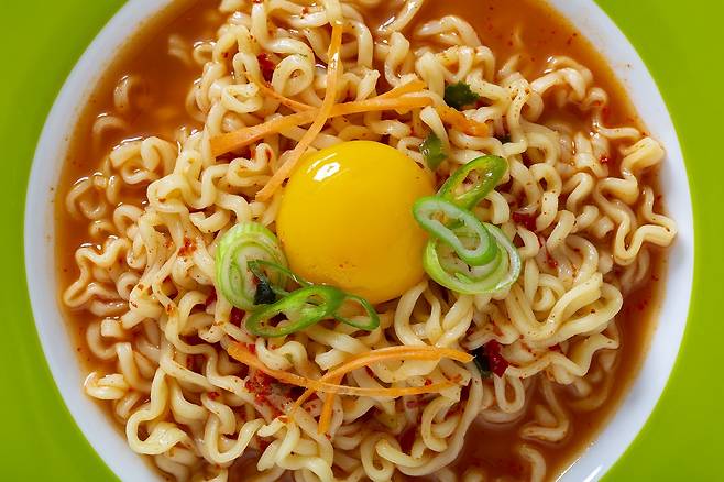 라면, 짬뽕처럼 기름기가 많은 음식을 먹었을 때 신물이 올라오면 ‘위식도역류질환’의 증상일 수 있다./사진=클립아트코리아