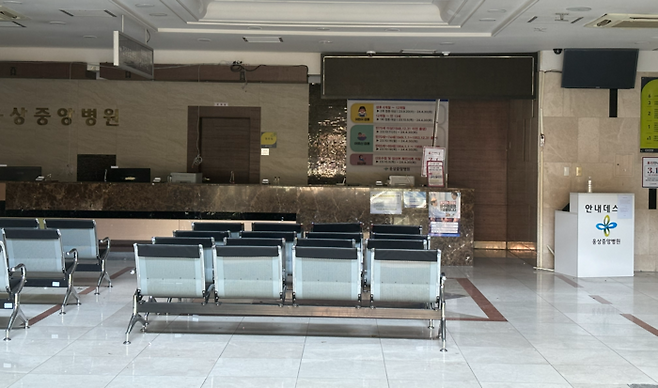 지난 4월 23일 오후 경남 양산시에 있는 웅상중앙병원을 찾아갔다. 시민의 발길은 끊겼고, 병원은 안에서 문이 잠긴 채 모든 불이 꺼져 있었다. 이효상 기자
