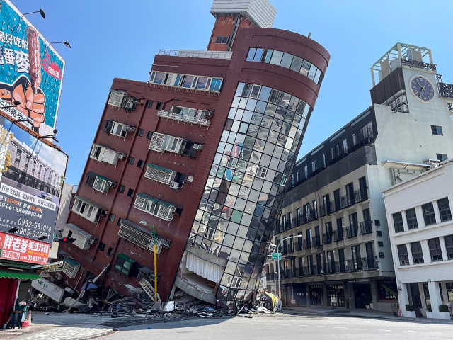 지난 3일 대만에서 발생한 규모 7.4 강진으로 화롄 지역 건물이 심하게 기울어 있다. / 사진=연합뉴스