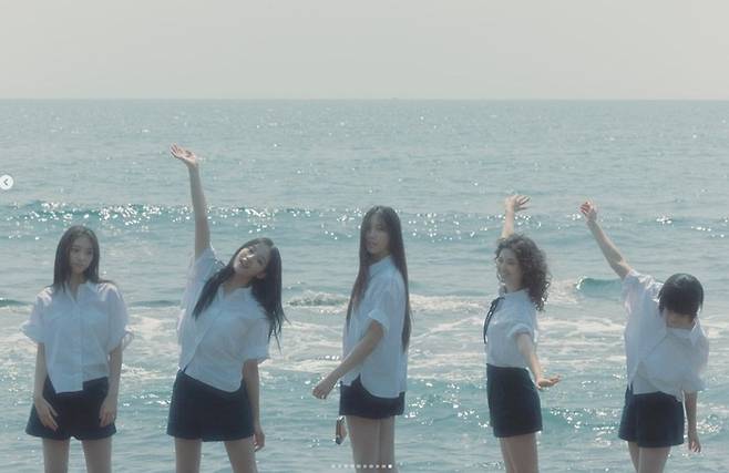 하이브와 하이브 산하 레이블 어도어의 민희진 대표의 갈등 속에도 ‘뉴진스’ 신곡 ‘버블 검’(Bubble Gum) 뮤직비디오가 27일 공개됐다. [사진출처 = 뮤직비디오 영상 캡처]