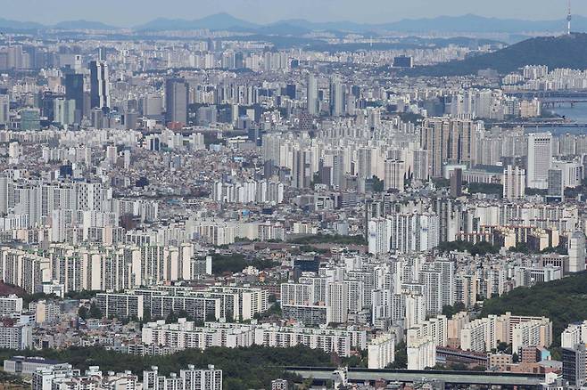 4·10 총선이 야당 압승으로 끝나면서 현 정부 부동산 관련 법안 개정 여부에 관심이 쏠리고 있다. 사진은 서울 시내 아파트 단지 밀집지역 전경. [매경DB]