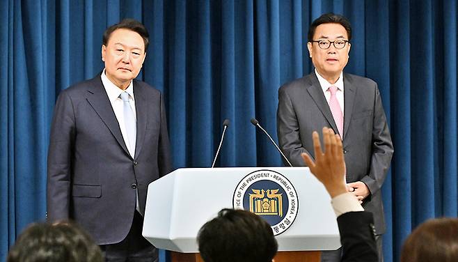 윤석열 대통령이 22일 용산 대통령실 청사에서 정진석 신임 비서실장을 소개한 후 기자들로부터 질문을 받고 있다. 윤 대통령이 공식 석상에서 질문을 받은 것은 지난 2022년 11월 18일 마지막 도어스테핑(출근길 문답) 이후 521일 만에 처음이다. [이승환 기자]