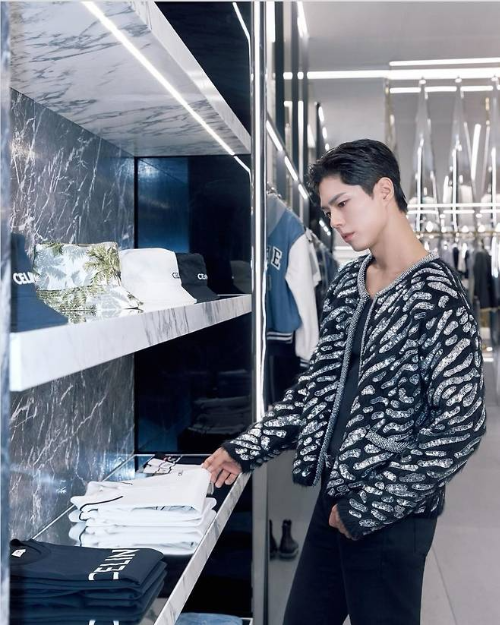 박보검은 또한 검은색 스키니 팬츠와 검은색 구두를 매치하여 시크하면서도 무심한 듯한 분위기를 연출하였다. 사진=박보검 SNS