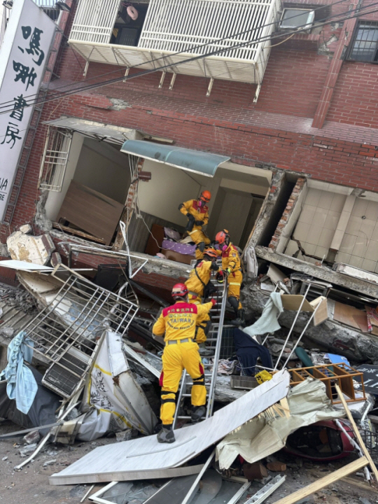 붕괴된 건물 진입 시도 규모 7 이상의 강진이 강타한 대만 동부 화롄에서 지난 3일 소방대원들이 수색을 위해 사다리를 이용해 무너진 건물 안으로 진입하고 있다. AP 연합뉴스