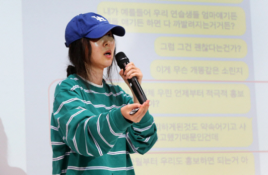 민희진 어도어 대표가 25일 오후 서울 강남구 한국컨퍼런스센터에서 열린 긴급 기자회견에서 입장을 밝히고 있다. 뉴시스
