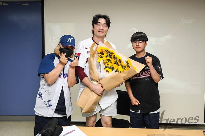 키움 히어로즈 외야수 이형종. 4월 27일 고척 스카이돔을 찾아 팬사인회를 진행했다. 지난 4월 25일 왼쪽 발등 수술을 받고 재활 중이라 거동이 쉽지 않은 상황에서도 팬들과 약속을 지키기 위해 고척 스카이돔을 방문했다. 사진 키움 히어로즈