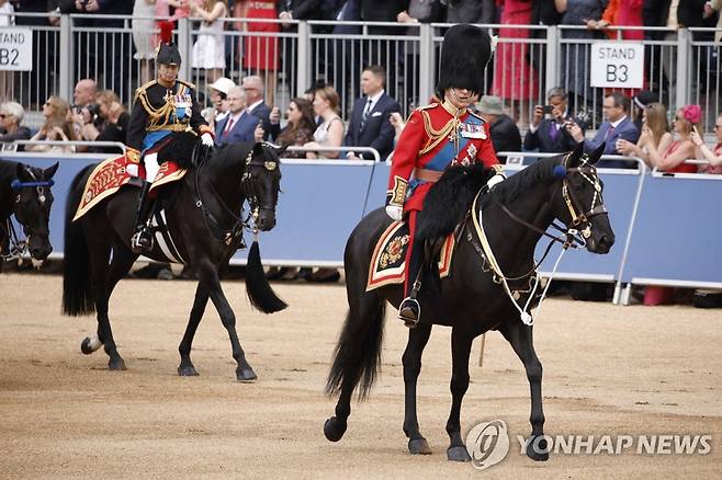 찰스 3세 국왕(오른쪽)과 동생 앤 공주가 작년 6월 17일 열린 국왕 생일 기념 군기분열식에 참석하고 있다. [EPA=연합뉴스 자료사진]