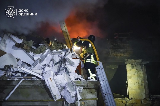 건물 화재를 진압하는 우크라이나 소방관. (사진출처 AP뉴시스)